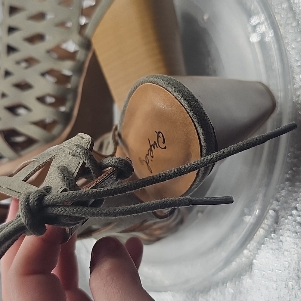 K  Qupid Womens Olive Green Cut Out Heels  sz 7.5 - Picture 10 of 10